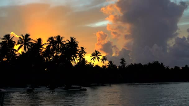 Molnlandskap i solnedgången på Bora Bora ön — Stockvideo