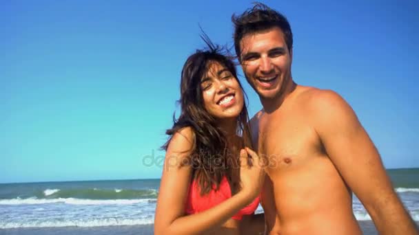 Couple relaxant sur la plage — Video