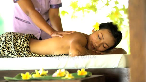 Terapii holistycznej opieki zdrowotnej przez masażystka — Wideo stockowe
