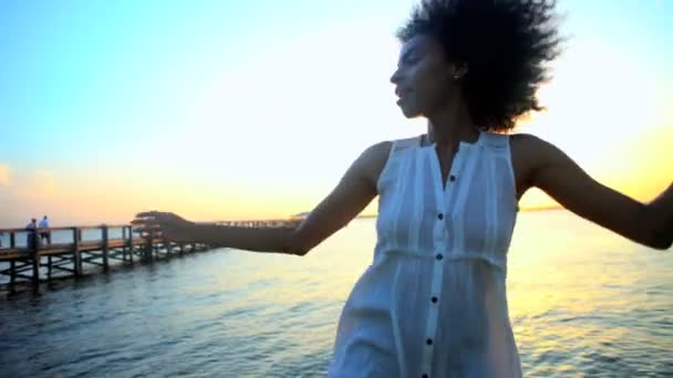 Kobieta tańczy na plaży — Wideo stockowe