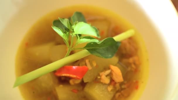 Prato vegetariano de sopa de mamão — Vídeo de Stock