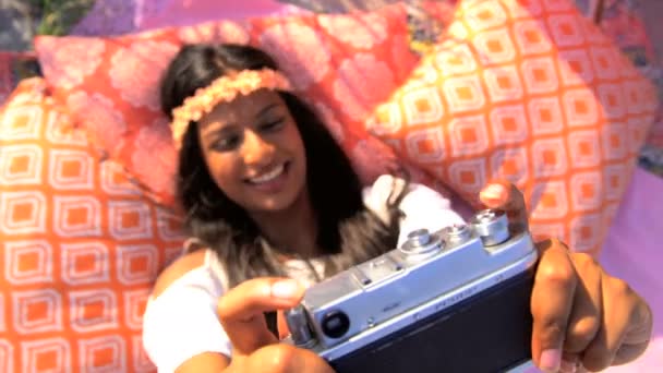 Női figyelembe selfie — Stock videók