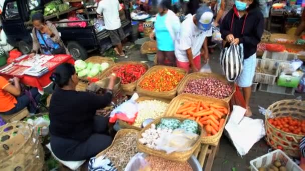 Groenten en fruit kramen in de markt — Stockvideo
