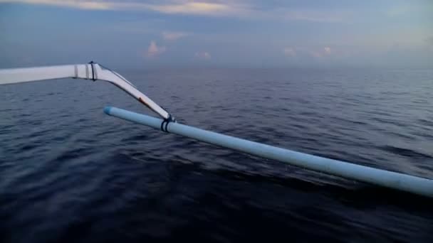 Canoa outrigger correndo através do oceano — Vídeo de Stock