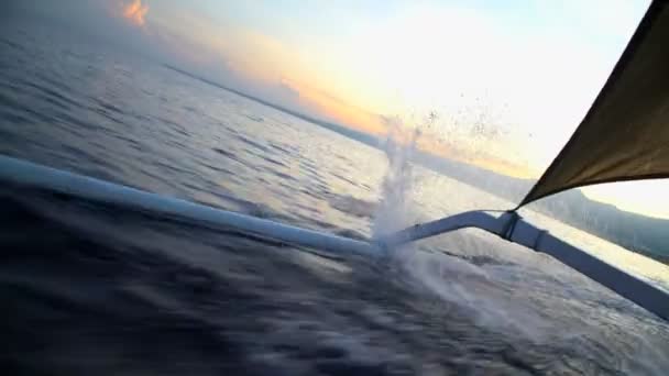 Outrigger canoa de carreras a través del océano — Vídeo de stock