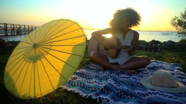 Девушка играет на гитаре — стоковое видео