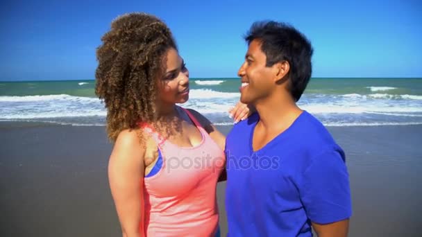 Пара в спортивному одязі на пляжі — стокове відео