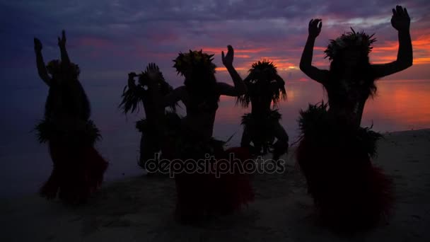 Hula dansers het uitvoeren bij zonsondergang — Stockvideo