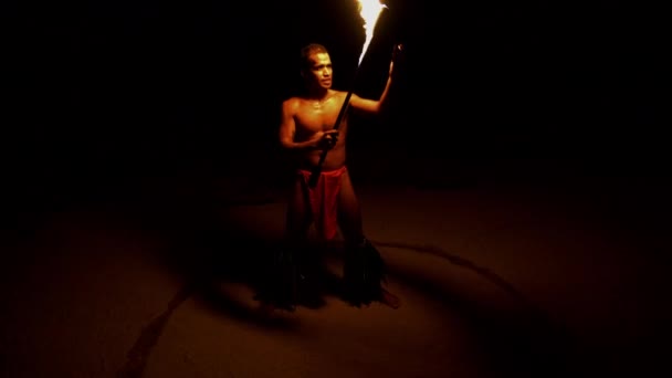 Ballerino di fuoco che si esibisce in un anello di fuoco — Video Stock