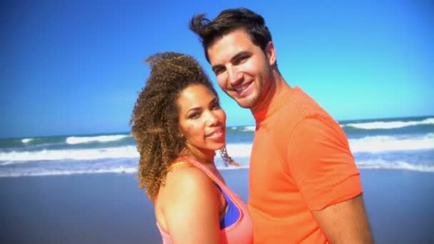 女性と男性のビーチでリラックス — ストック動画