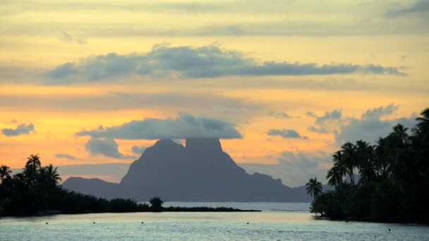 Západ slunce z Ostrov Bora Bora lagoon — Stock video