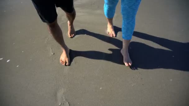 Par gå barfota på stranden — Stockvideo