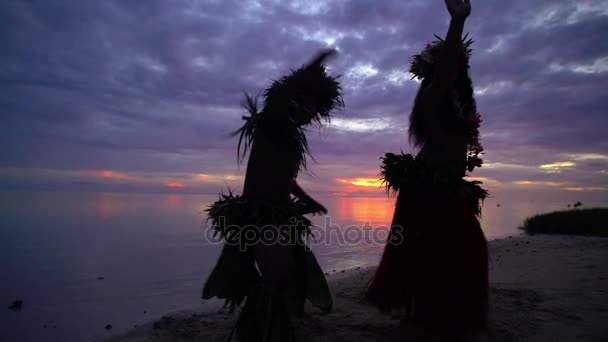 Bailarines de hula actuando en la playa — Vídeo de stock