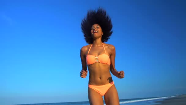 Fêmea se divertindo na praia — Vídeo de Stock