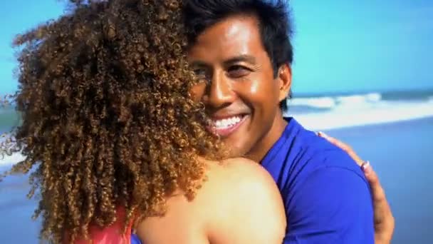 Mulher com homem abraçando na praia — Vídeo de Stock