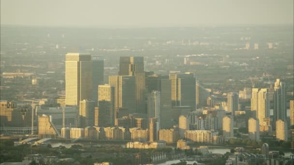 Wolkenkrabbers in het financieel district Canary Wharf — Stockvideo