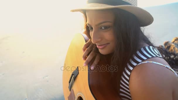 Девушка отдыхает с гитарой — стоковое видео