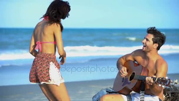 Masculino tocando guitarra — Vídeo de Stock