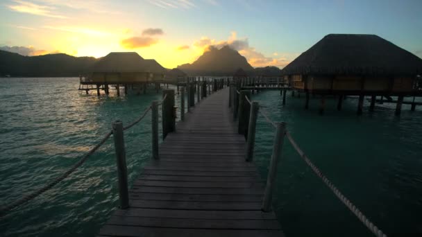 Gångväg till Overwater Bungalows — Stockvideo