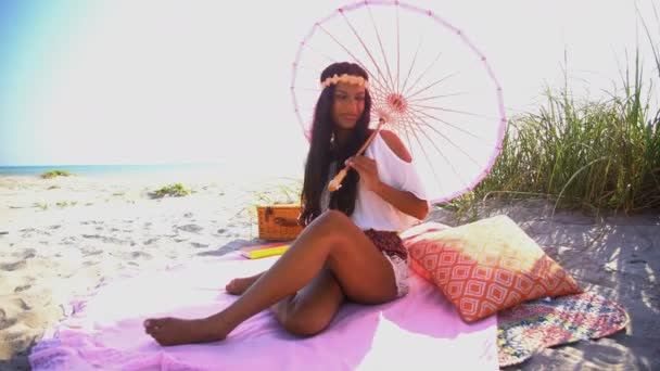 Girl with parasol enjoying picnic — Stock Video