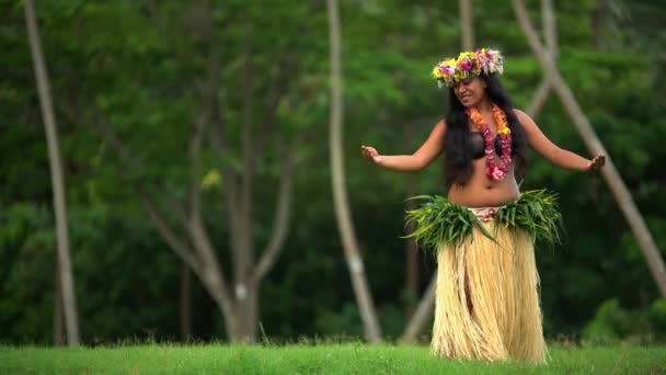 Chica bailando hula — Vídeo de stock