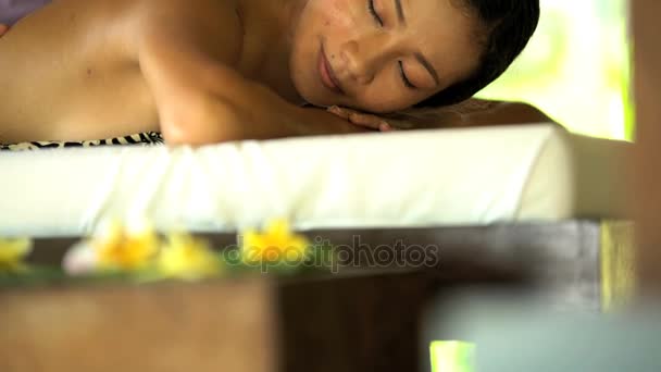 Therapeutische massagebehandeling door masseuse — Stockvideo