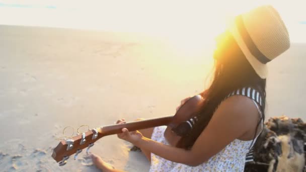Женщина играет на гитаре — стоковое видео