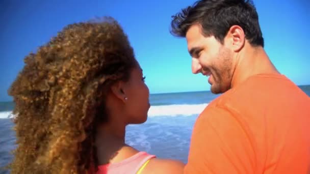 Пара отдыхает на пляже — стоковое видео
