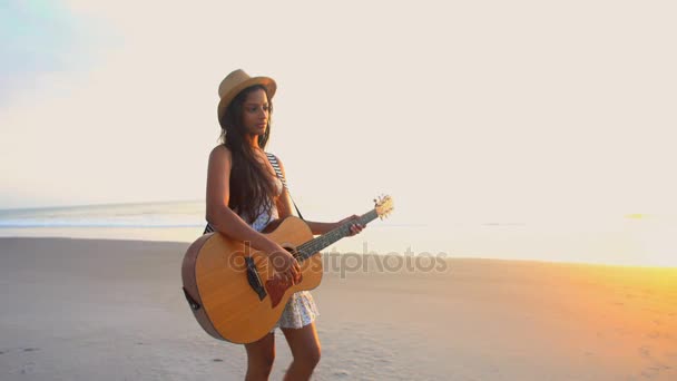 Mulher refrigeração com a guitarra — Vídeo de Stock