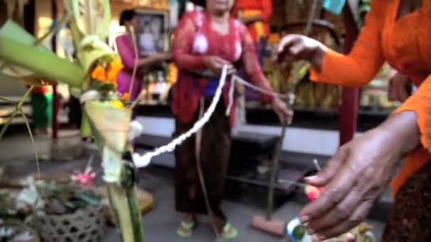 Balinese huwelijksgasten voorbereiding geschenken — Stockvideo