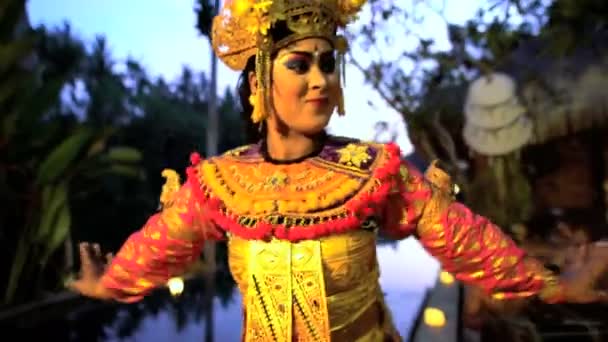 Balinese danseres uitvoeren in kostuum — Stockvideo