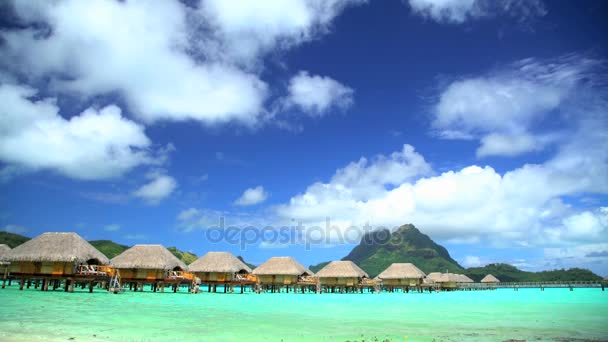 Luxus-Bungalows in der Lagune von Bora Bora — Stockvideo