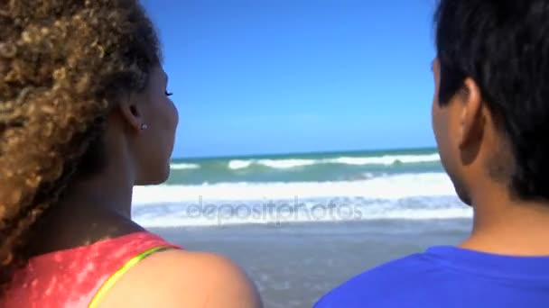 Casal desfrutando nas férias na praia — Vídeo de Stock