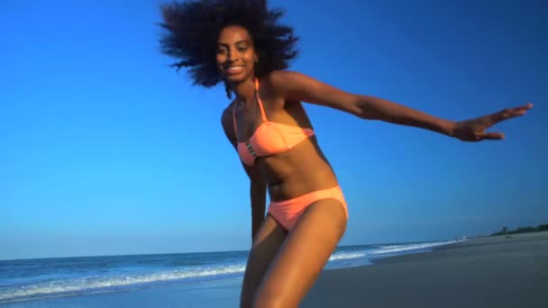 Meisje plezier op het strand — Stockvideo