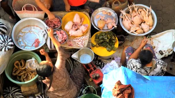 Straatmarkt handelaar verkoop van kip — Stockvideo