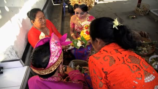 Balinese bruid en bruidegom voldoen aan gasten — Stockvideo