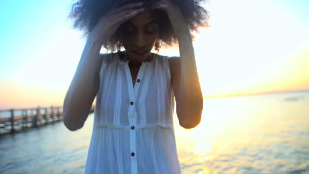 Dança feminina na praia — Vídeo de Stock