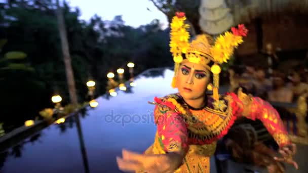 Balinese dancer performing in costume — Stock Video