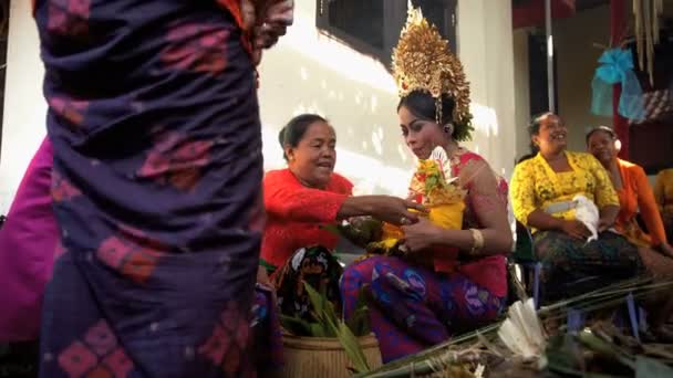 Balinese bruid en bruidegom voldoen aan gasten — Stockvideo