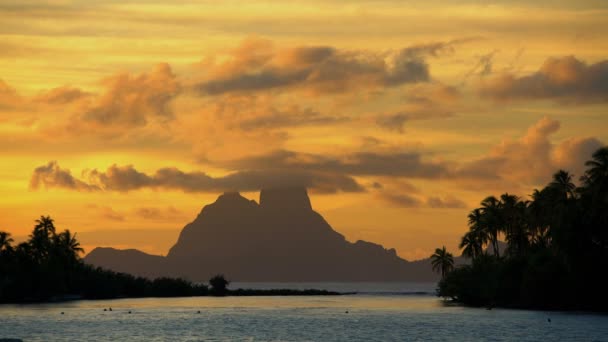 Zonsondergang van tropische Bora Bora eiland — Stockvideo