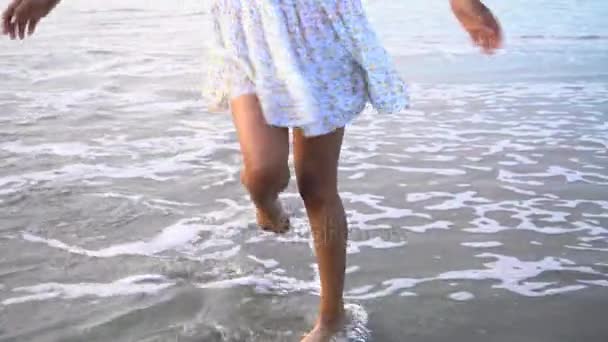 Frau tanzt am Strand — Stockvideo
