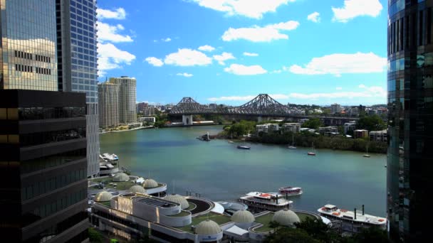 Primera línea de mar con Story Bridge en Queensland — Vídeos de Stock