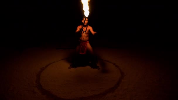 Ogień tancerzem występującym w pierścieniu ognia — Wideo stockowe