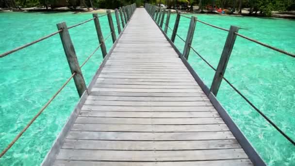 Boardwalk Aquamarin lagün içinde — Stok video