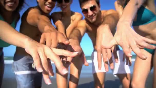 Ludzie relaksujący się na plaży — Wideo stockowe