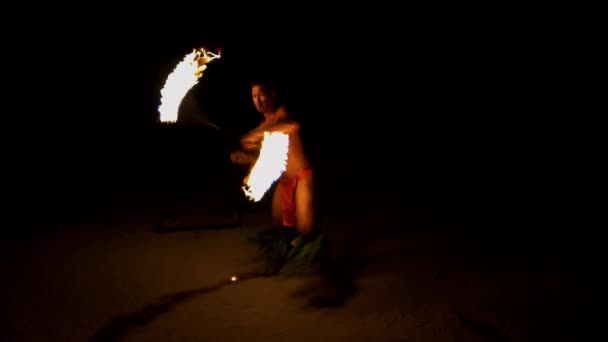 Protipožární provedení umění ohně tanečnice — Stock video
