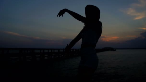 Kobieta tańcząca na plaży — Wideo stockowe
