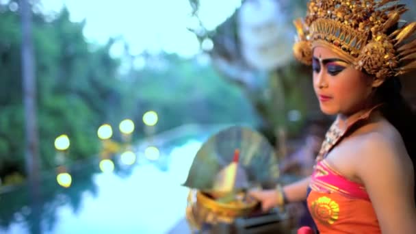 Balinese dancer performing in costume — Stock Video