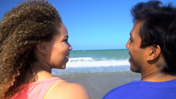 Couple relaxant sur la plage — Video