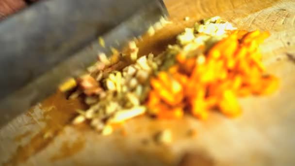Cięcia warzyw na desce do krojenia — Wideo stockowe